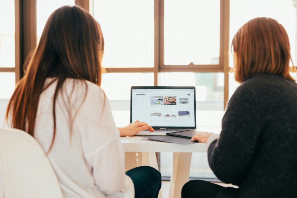 Duas mulheres discutindo estratégias para reduzir o estresse e melhorar a produtividade no ambiente de trabalho.